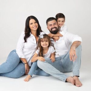 Sesión fotográfica familiar en estudio o exterior.